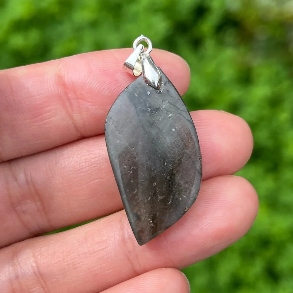 Sterling silver 925 flashy purple labradorite‎ leaf pendant 1689